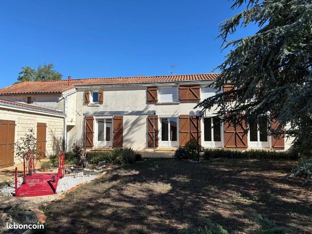 Maison 10 pièces 246 m² · à Benet · 246 m² · 321 980 €