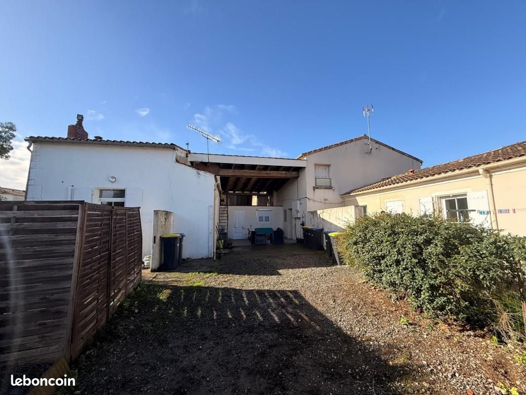 Immeuble 11 pièces 233 m² · à Dompierre-sur-Mer · 233 m² · 445 500 €