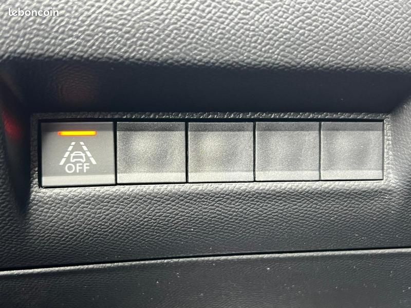 Peugeot 2008 e-2008 136ch GT (image 14)