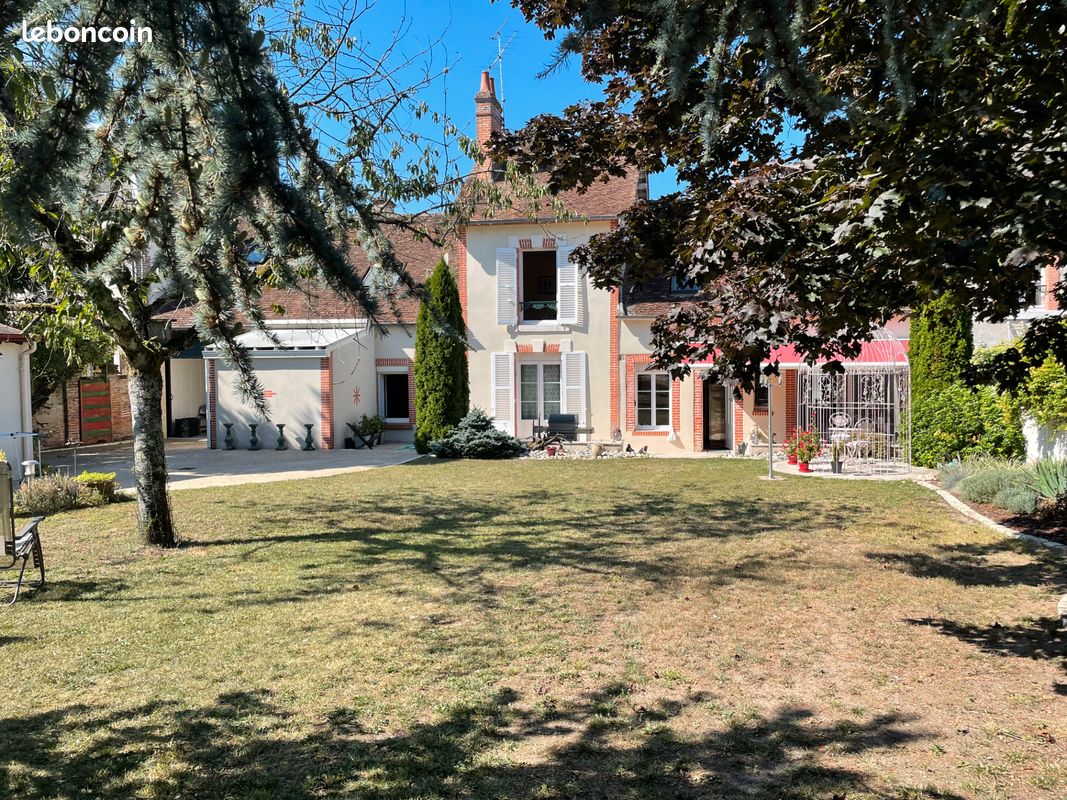 Maison 11 pièces 279 m² · à Romorantin-Lanthenay · 279 m² · 371 000 €