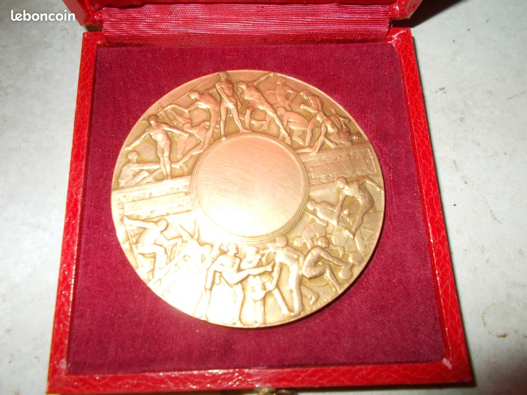 Broche Ancienne En Bronze - Femme Médaille Art Déco - Pièce Rare N°2
