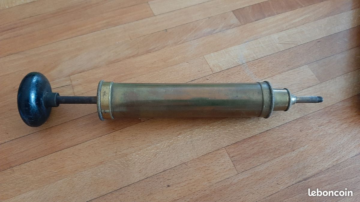 Ancienne pompe à graisse (image 1)