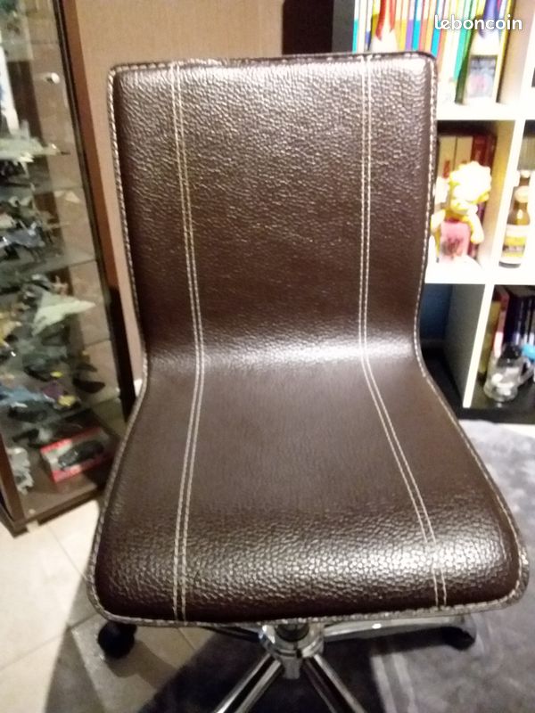 Chaise imitation cuire (image 2)