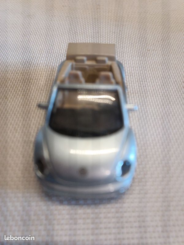 MAISTO VOLKSWAGEN NEW BEETLE CABRIOLET gris 1/43 (image 2)