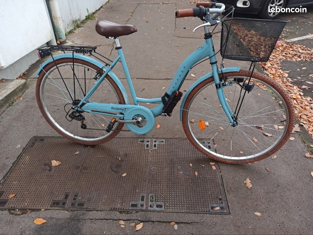 Vélo De Ville Femme MalTrack Dreamer 28" - 6 Vitesses Shimano, Panier Marron, Porte-bagages, Garde-boue, Bleu