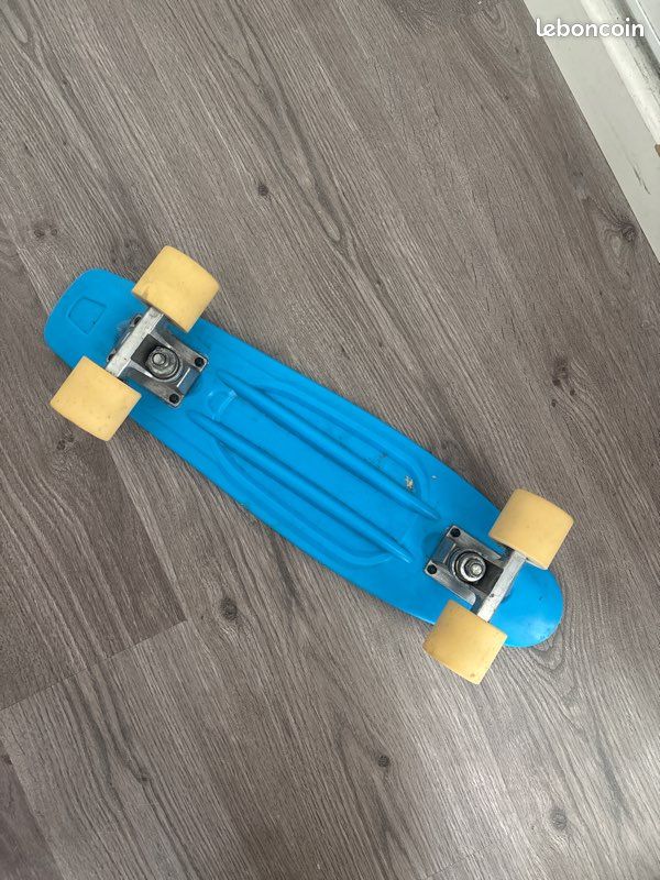 Skateboard bleu (image 2)