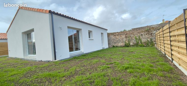 Maison et jardin clôturé