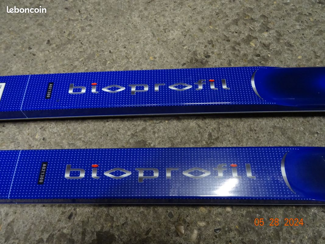 Skis,et Batons,+ certains de Marche (image 2)