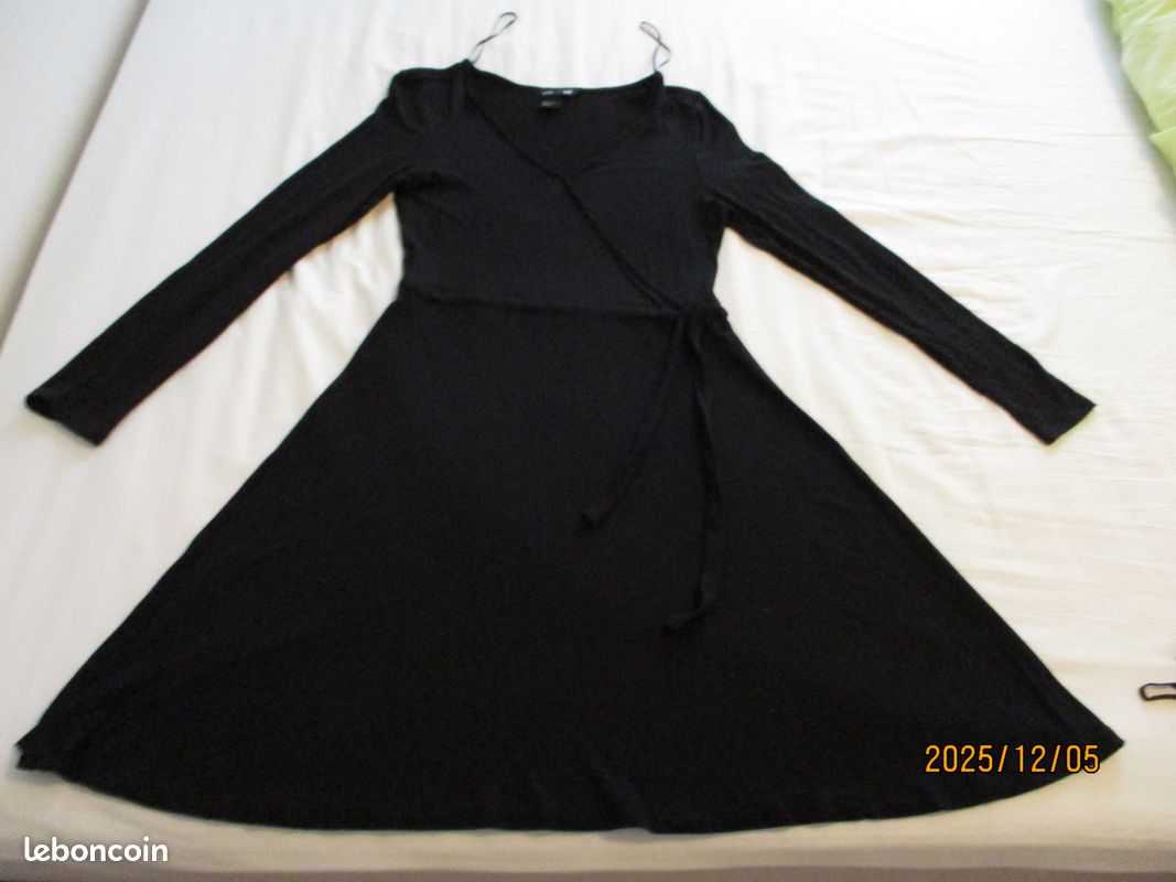 Robe noire fluide forme cache coeur H&M (image 1)