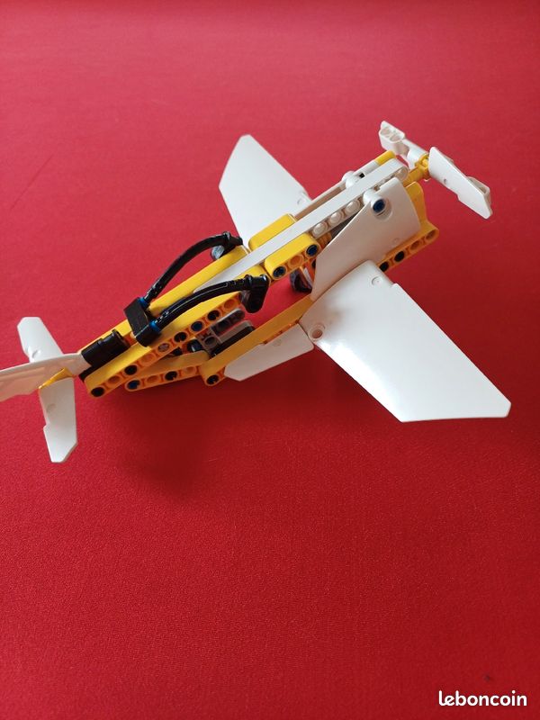 Lego 42044 Avion de chasse acrobatique (image 2)