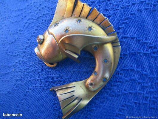 Broche pêcheur acrylique vintage K. Loeber poisson méné