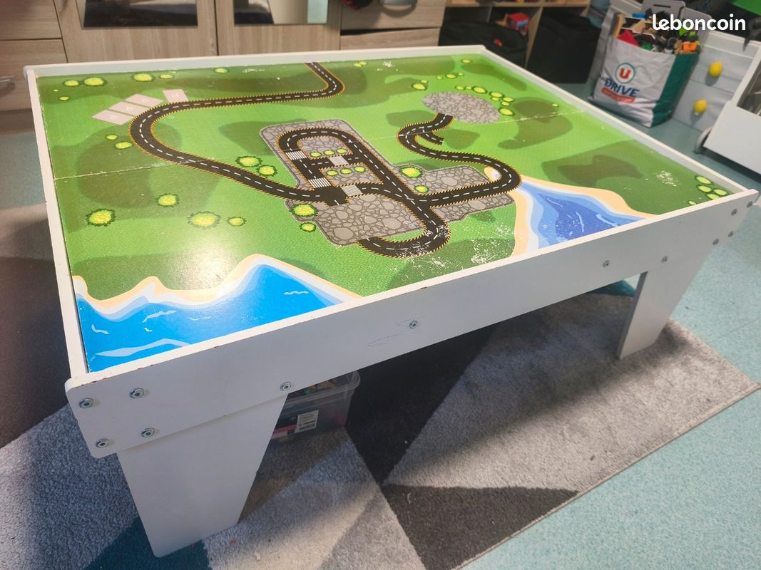 Table train avec véhicules et rails bois (image 1)