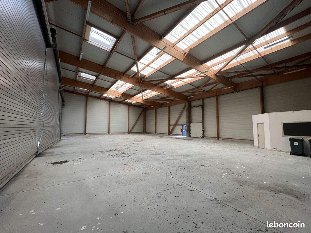 Entrepôt 625 m² Marcé (image 1)