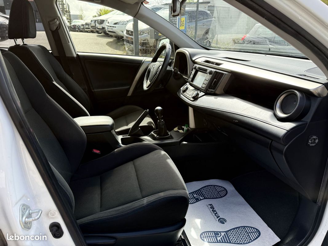 Toyota RAV4 2.0 D-4D 124ch Lounge – GPS – Caméra de recul – Chaîne – Révisé & Garantie 6 mois (image 10)