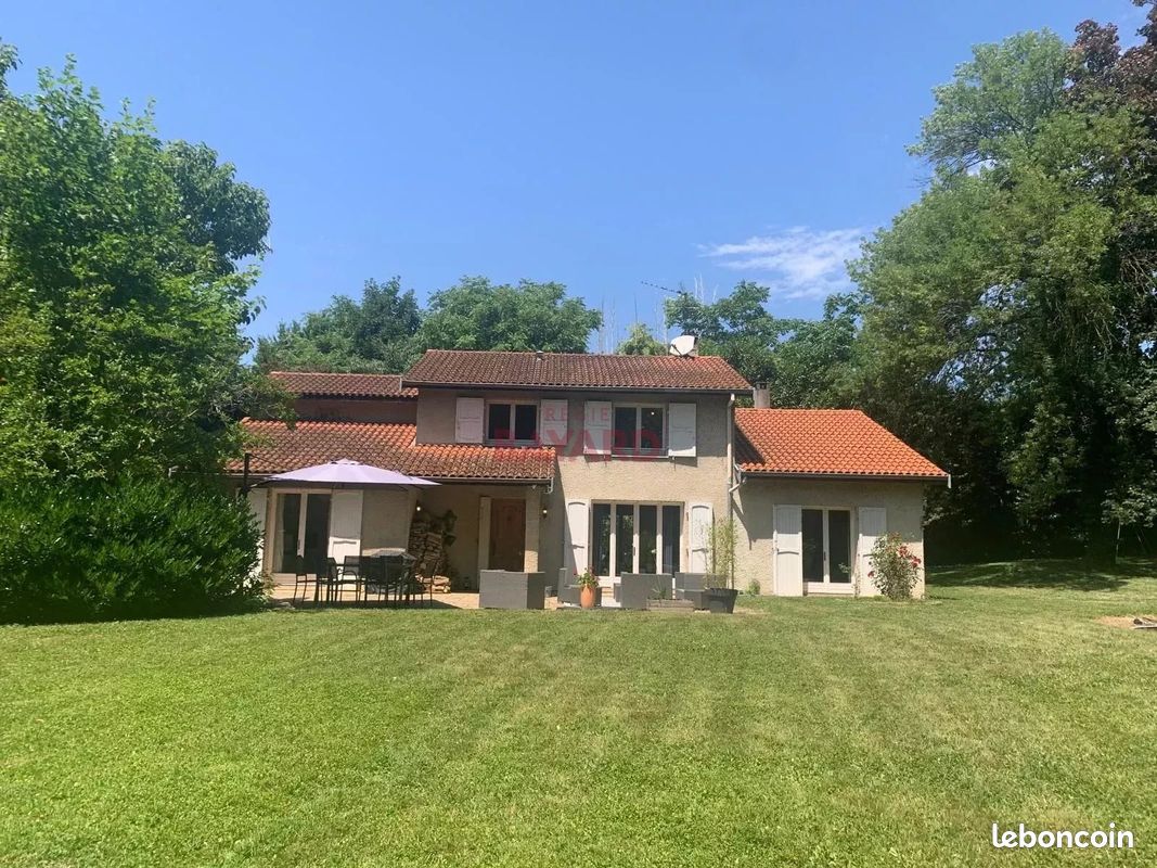 Maison 8 pièces 240 m² · à Collonges-au-Mont-d'Or · 240 m² · 2 536 €