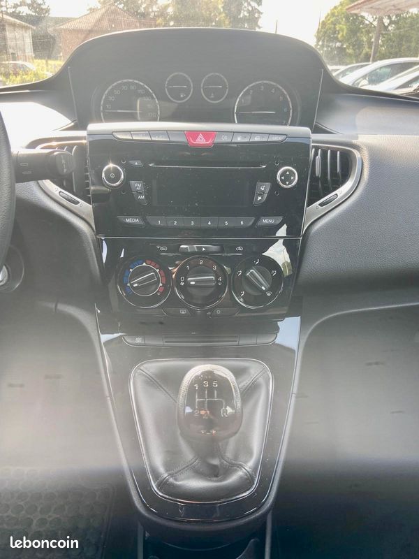 Lancia ypsilon 0.9 chaine de distri 76022 kms garantie 48 mois possible (image 9)