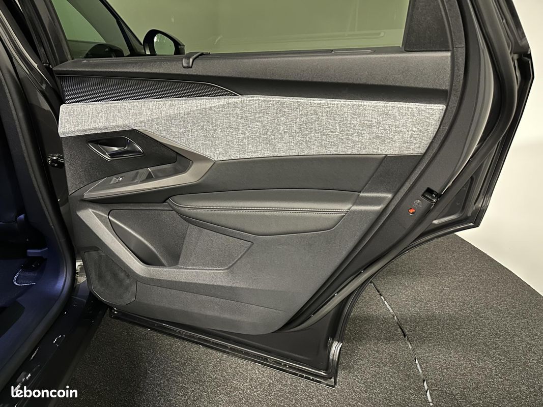 PEUGEOT 5008 1.2i Hybrid 145 e-DCS6 GT 360 7PL (image 45)