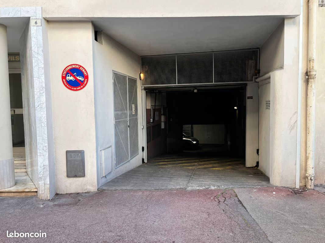 Box proche place de gaulle · à Antibes · 35 000 €