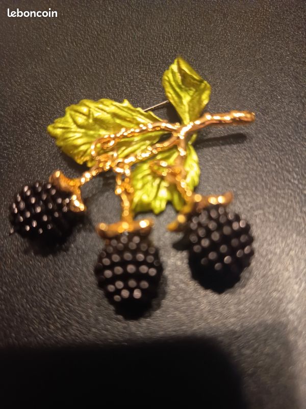 Jolie broche mûres émaillée en acier inoxydable doré et petites perles k (image 2)