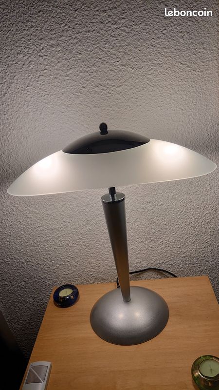 Belle lampe tactile à poser selon vos envies pour bureau salon chambre hall d'entrée vendue avec deux ampoules économes fournies en très bon état (image 2)