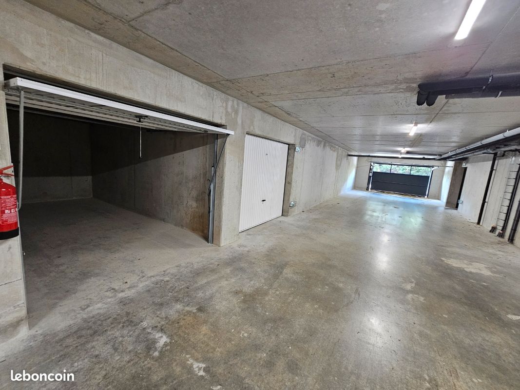 Location garage/box à l'année · à Briançon · 150 €/mois