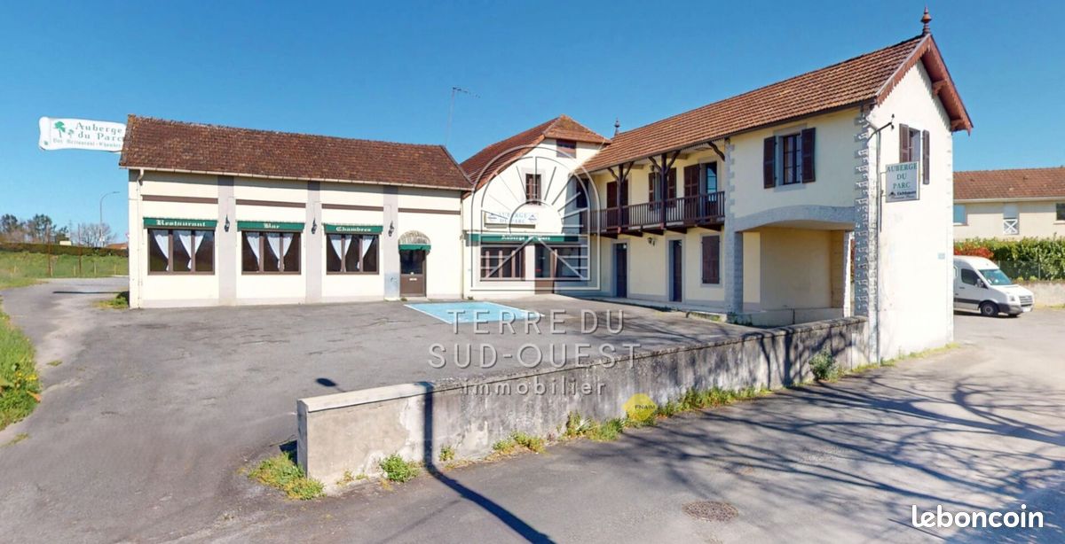 Maison 16 pièces 378 m² · à Artix · 378 m² · 220 000 €