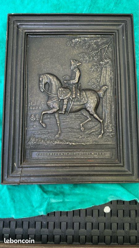 Fine Rare Plaque de scène de chasse figurative en fer