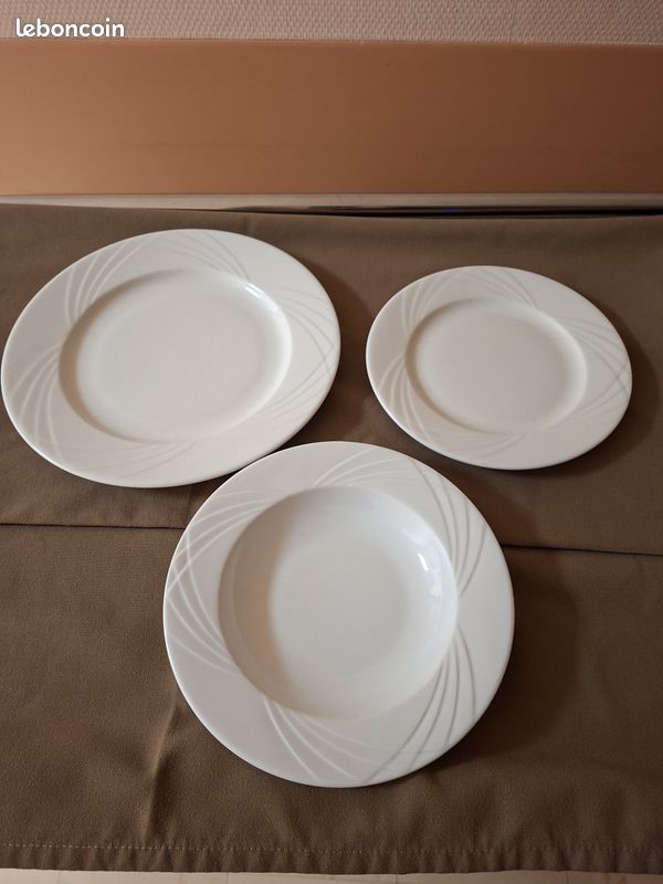Lot d'assiettes de restaurant (image 1)