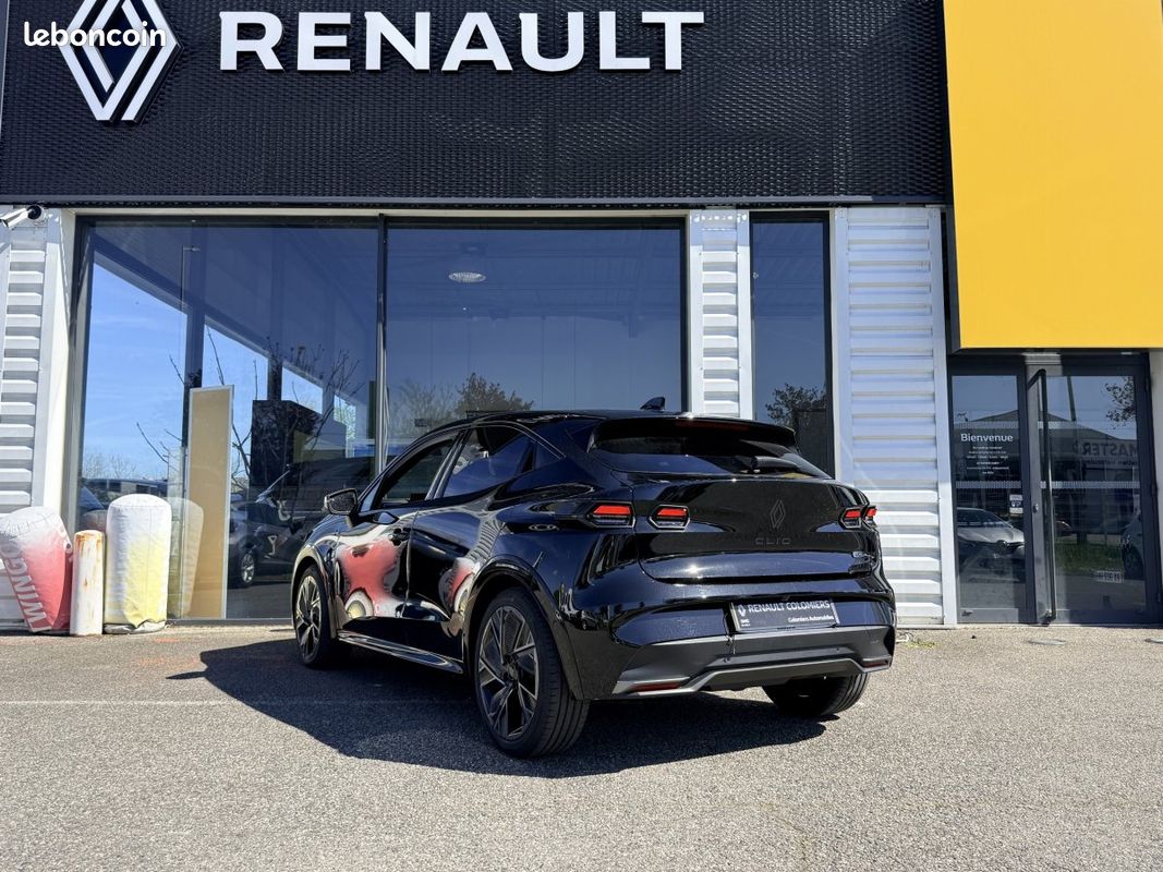Renault Clio (6) esprit Alpine full hybrid E-Tech 160 ch (image 2)
