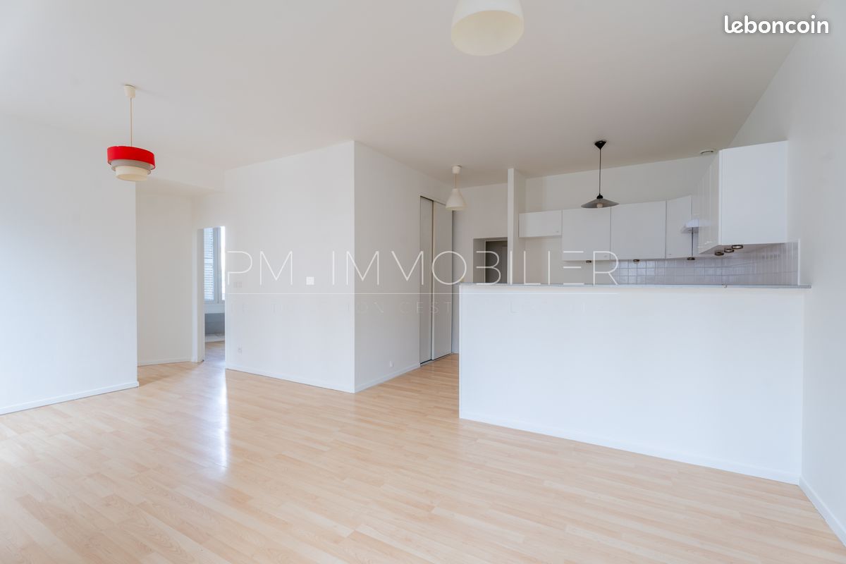 Appartement 3 pièces 59 m² · à Marseille · 59 m² · 896 €