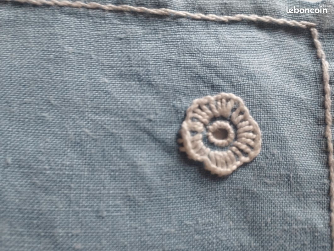 Service six serviettes et nappe dessert, fait main. Bleu brodé de fleurs blanches (image 5)
