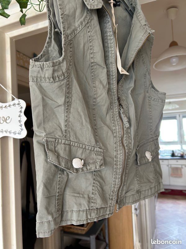 Neuve avec Petite veste sans manche Taille S