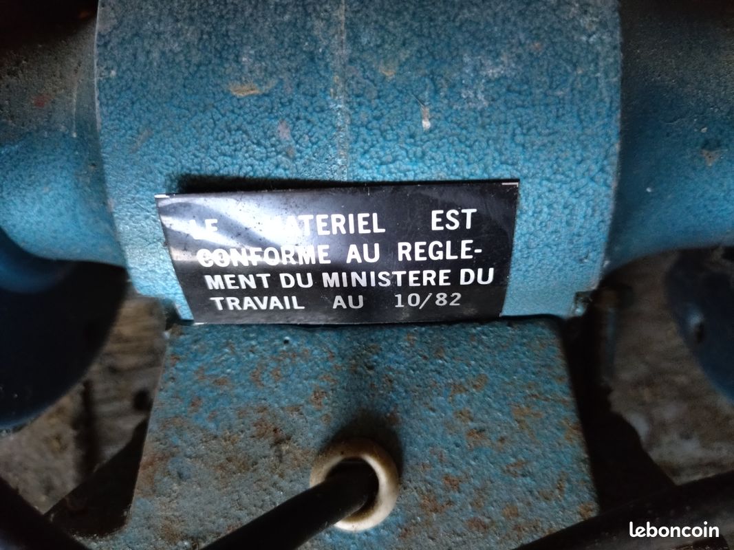 Ancienne meuleuse à manivelle - Canada