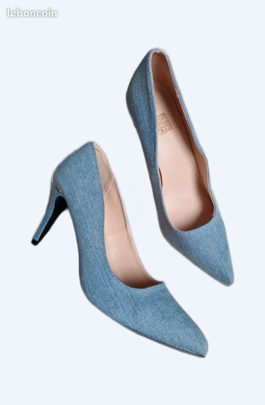 Talons JG Connly – Taille 5.5 US – Bleu Clair – Bout Pointu – Talon Aiguille – Neuf Avec Boîte