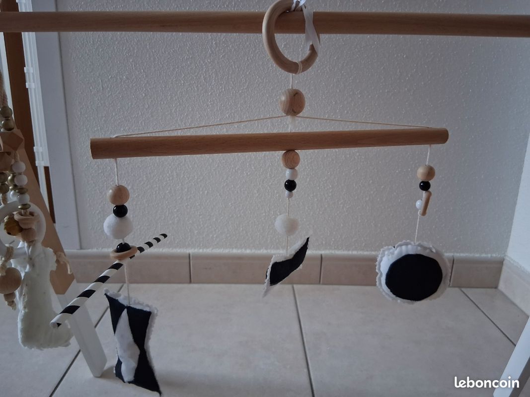 Mobile montessori noir et blanc, bois et tissu (image 1)