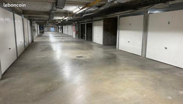 Parking 12 m² · à Vaulx-en-Velin · 12 m² · 90 €/mois