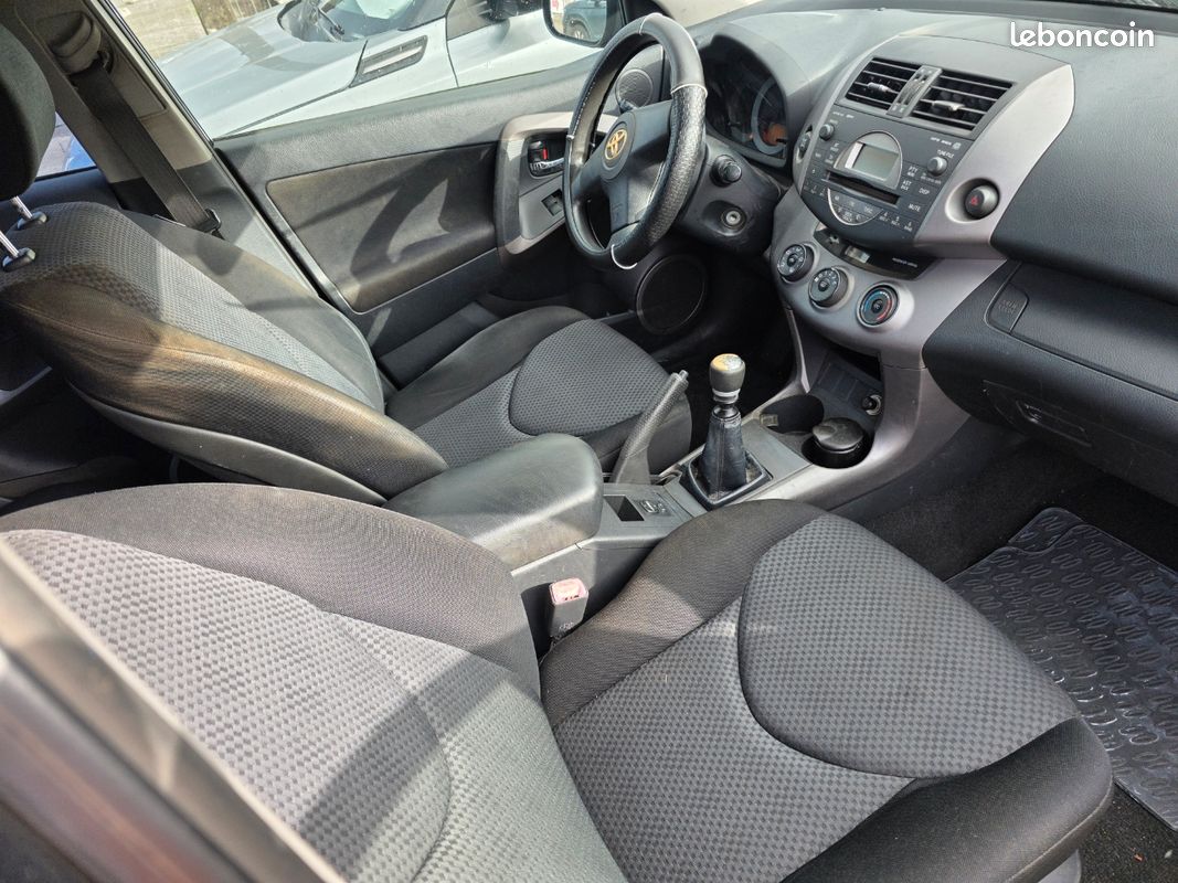 Vend Toyota rav 4 diesel roule tout le jours boîte de vitesse manuelle contrôle technique OK prix 5300. Tel. 681011 (image 2)