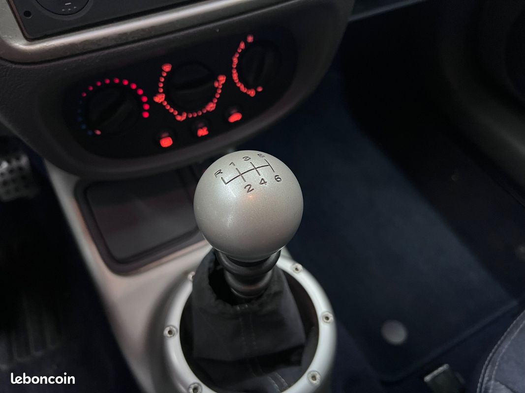 Renault Clio 3.0 V6 230ch/N°1609/Distribution Neuve/Clim (image 15)