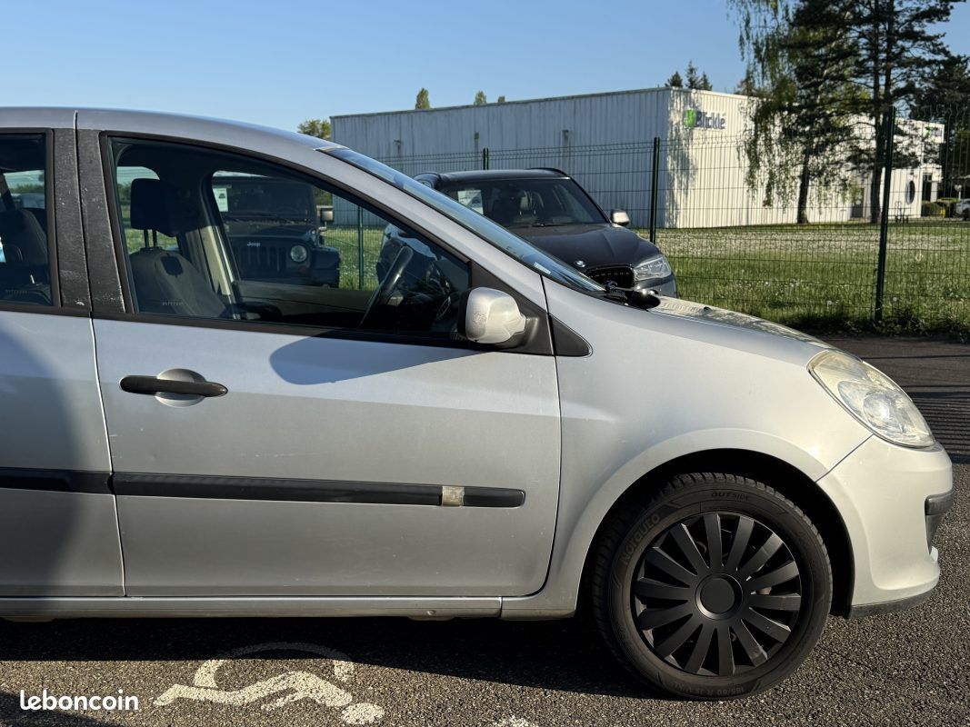 Renault Clio III 1.6 16v 110ch Expression Pour pro ou mécaniciens (image 12)