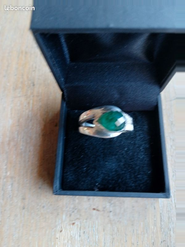 Bague argent sertie d,une magnifique émeraude taillée d,environ2,5 carats , cédé 450 euro , à débatre raisonnablemét ? (image 3)