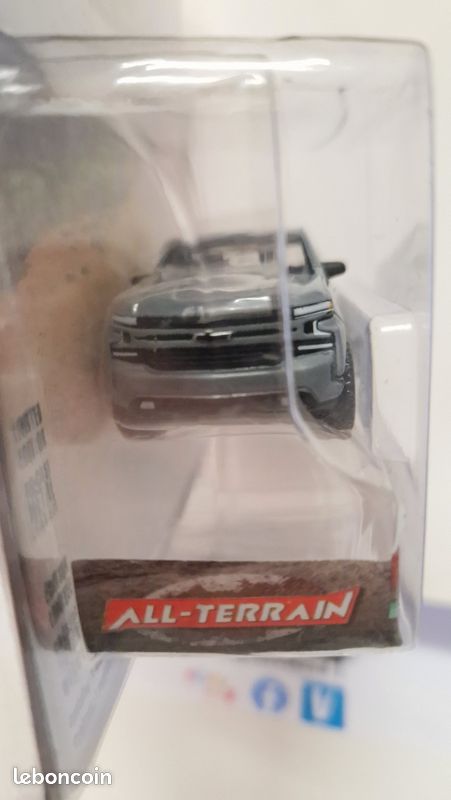 Voiture Miniature GREENLIGHT Chevrolet Silverado 2020 All-Terrain - Échelle 1:64, Chase Green Wheels