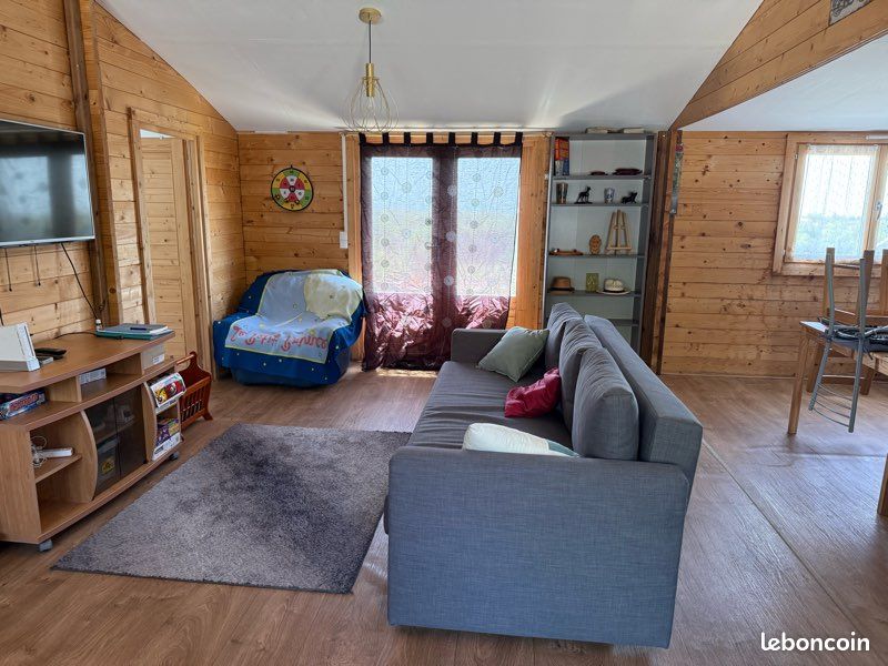 Maison style chalet en bois avec piscine (image 6)
