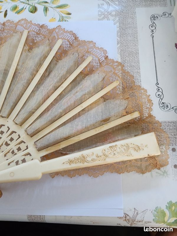 Éventail plié miniature / Musée Mode & Dentelle – Inventaire du patrimoine mobilier