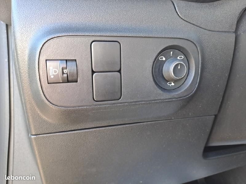 Citroen C3 1.5 BlueHDi 100ch S&S Feel E6.d (image 18)