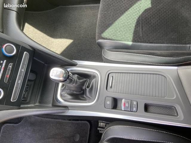 Renault megane iv estate tce 130 zen 2016 (image 33)