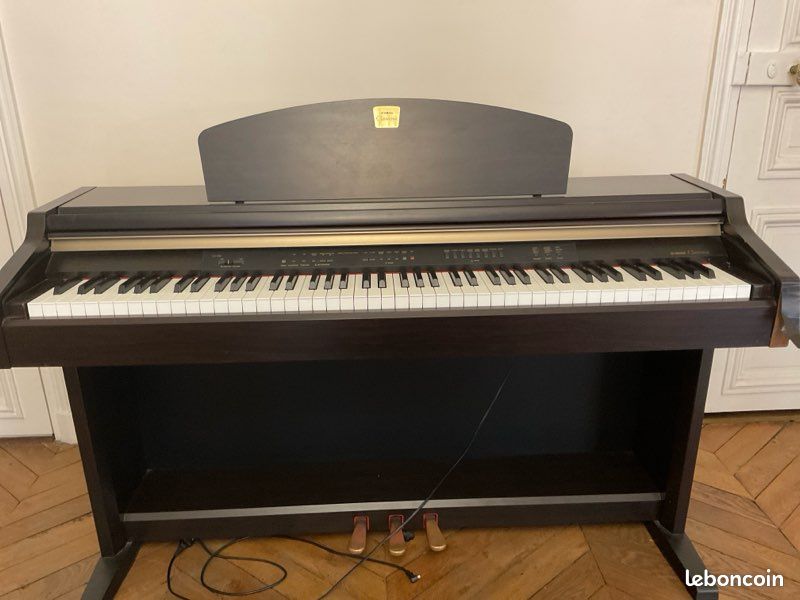Piano Yamaha Clavinova (image 1)