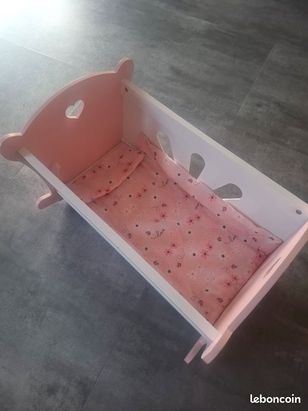 Petit lit en bois pour poupée (image 1)