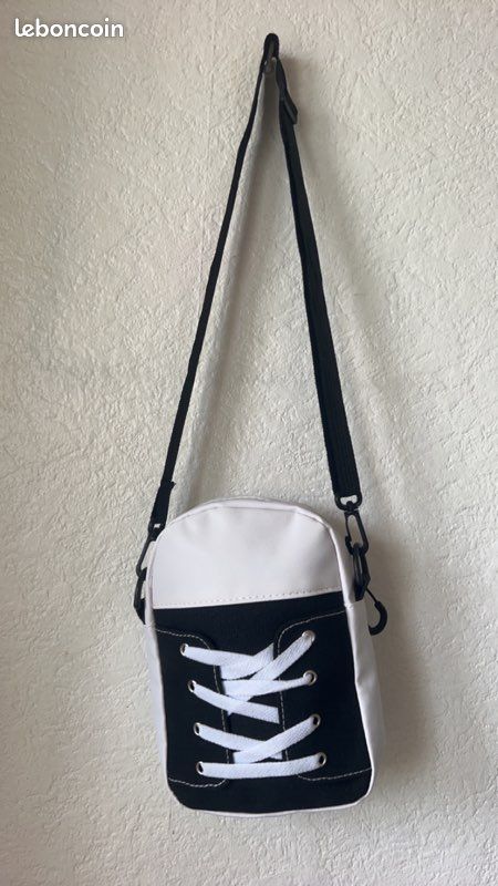 Sac à main noir et blanc Converse comme la chaussure avec détail