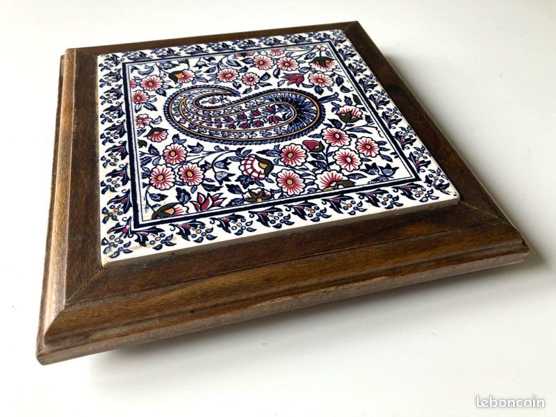 Dessous de plat ancien en faïence polychrome et bois sculpté