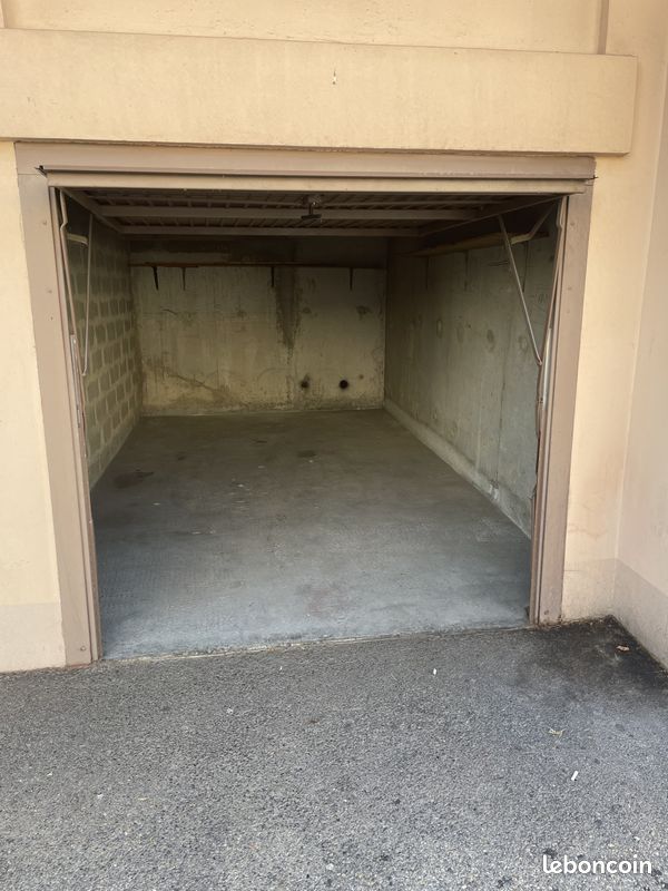 Parking/box Marseille · 105 €/mois